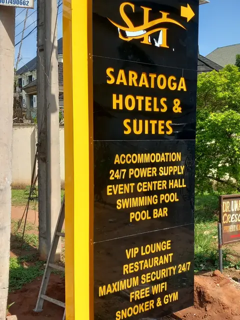 Yellow and black amenity pylon for Saratoga Hotels and Suites