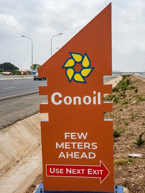 Custom-shaped roadside directional pylon for a Conoil fuel station