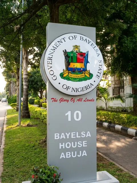 Government monument totem with the Bayelsa State crest at Bayelsa House Abuja